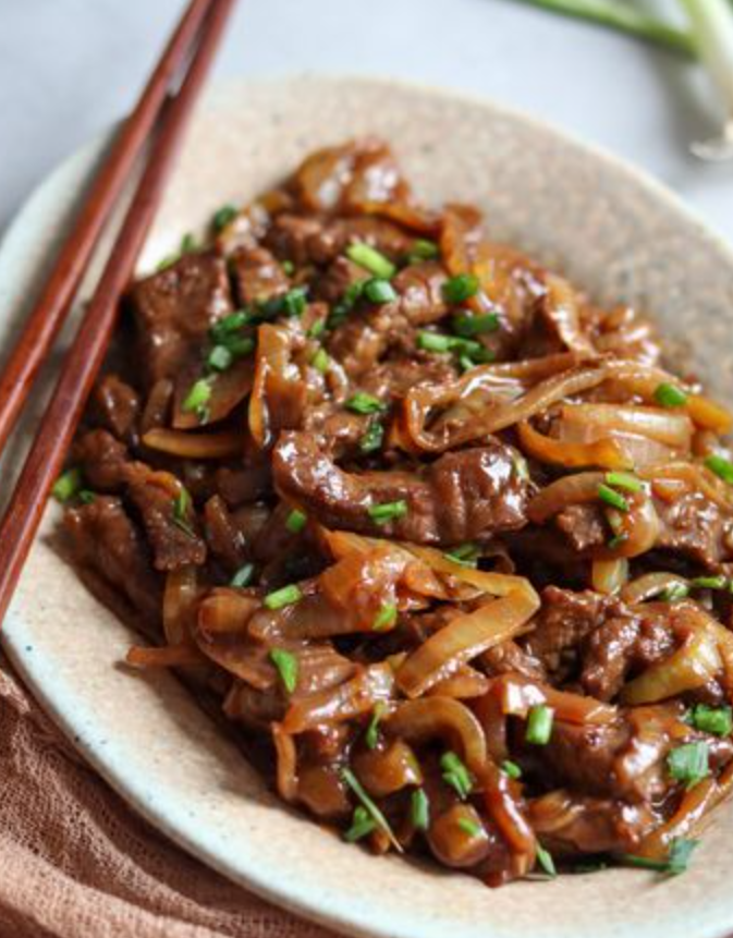 Bœuf sauté aux oignons
